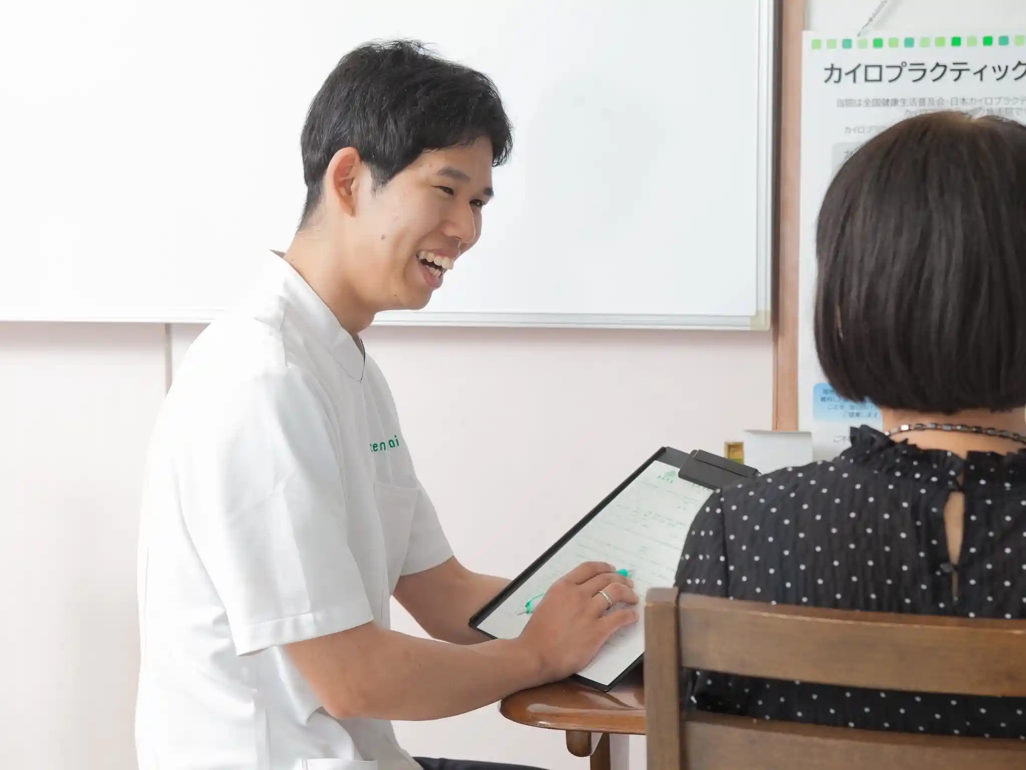 本巣市のstepup整体院で丁寧なカウンセリングを受ける様子